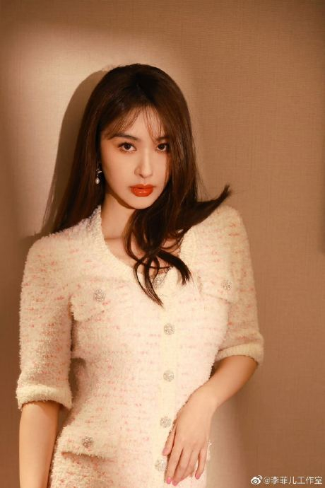 李菲儿给我5分钟的时间#李菲儿很感谢@郝蕾山水回声工作室 发短信