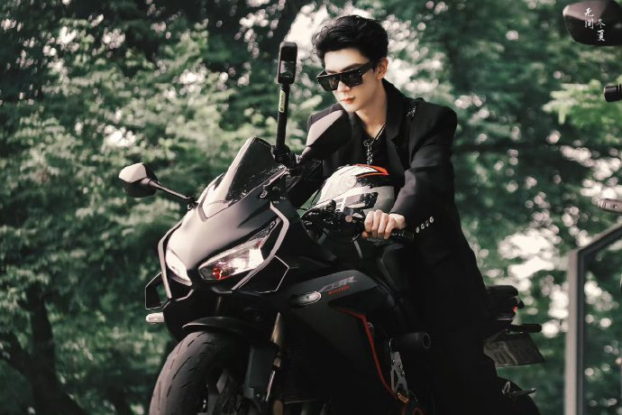 夏之光《网剧少年白马醉春风 》团综录制 西装骑机车摩托帅的有点太