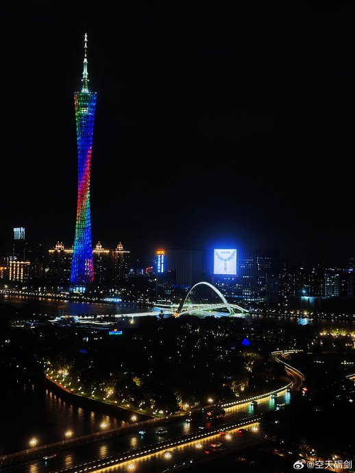 拍到夜晚亮灯的小蛮腰了,看看夜晚灯光璀璨的广州
