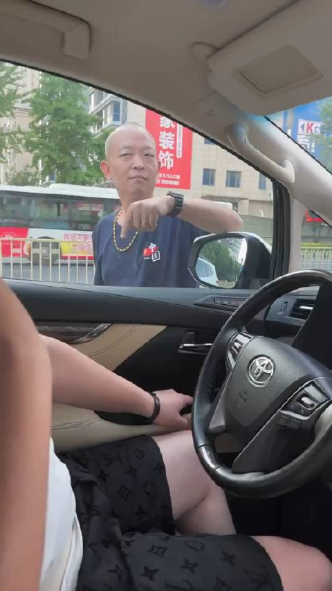 大金链子小手表,拦车就要20块钱!乞讨也没个乞讨的态度呀