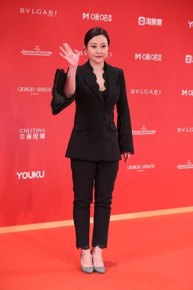 "郝蕾"减肥成功后新剪了齐肩发,让45岁的她美得如此惊艳,高级