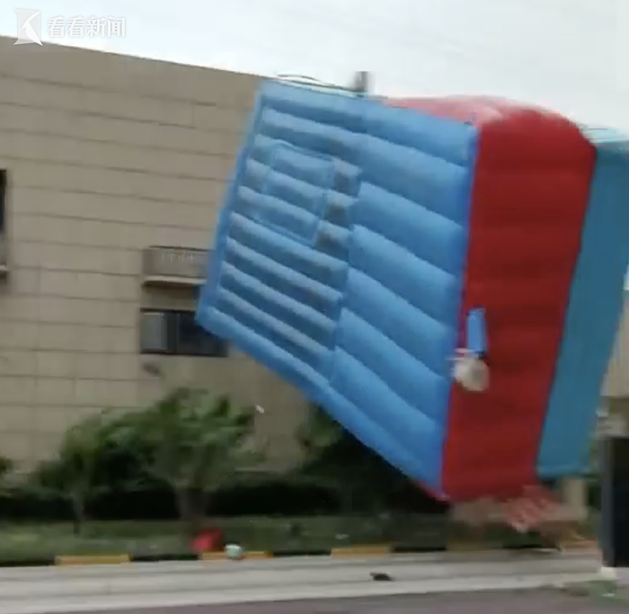 孩子前脚刚下 天津一充气城堡突遇狂风被吹飞