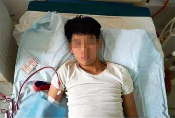 肾功能不全,他瘦得不成人形,完全看不出他曾经是一个阳光健康的大男孩