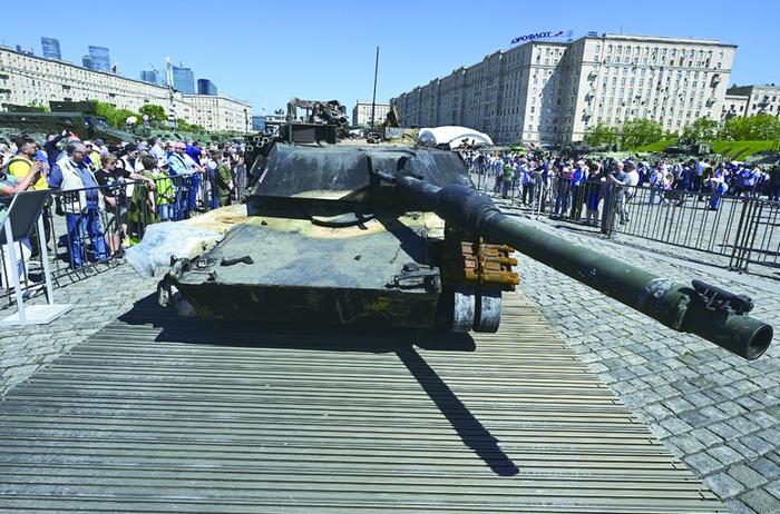 28日，莫斯科展出被俄军缴获的美国援乌M1A1坦克等西方武器。（视觉中国）