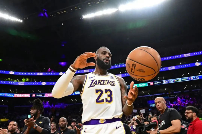 在与jj-雷迪克的《球场大脑》播客的第8集中,詹姆斯赞