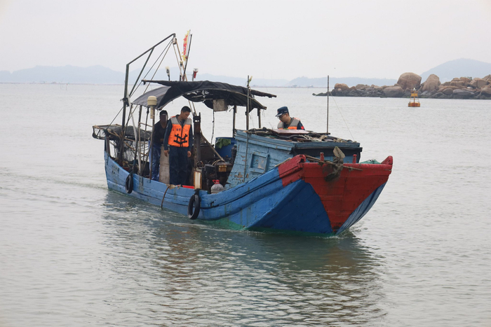 3人休渔期非法捕捞当场被抓,潮州海警局连续查获两起非法捕捞案件