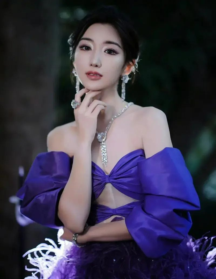 今日佳人:毛晓彤,内地女演员,出生于1988年2月16日,身高163cm,体重42