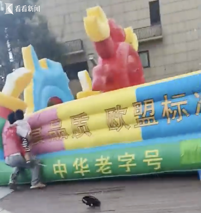 孩子前脚刚下 天津一充气城堡突遇狂风被吹飞