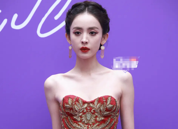 明星病态审美暴露无遗,娜扎瘦到皮包骨毫无美感|古力娜扎|礼服|发型