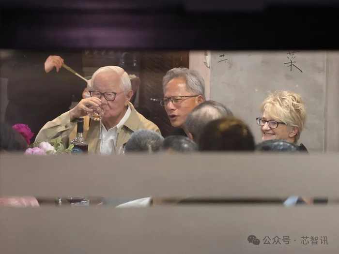 △黄仁勋（中）与夫人Lori Huang（右）、台积电创办人张忠谋（左）