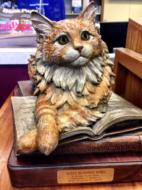 斯宾塞公共图书馆的杜威雕像