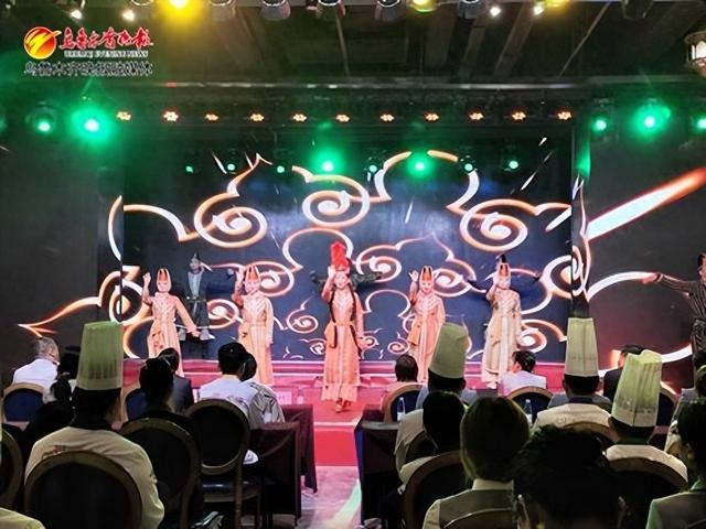 　　5月30日，在位于经开区（头屯河区）“可爱的新疆”餐饮店，演员正在表演新疆舞蹈。记者唐红梅摄