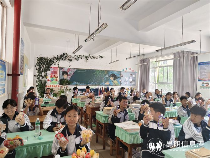 旺旺集团到弥渡县新街镇初级中学发放爱心礼包