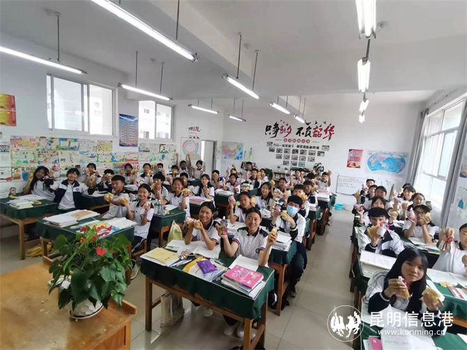 旺旺集团到弥渡县新街镇初级中学发放爱心礼包