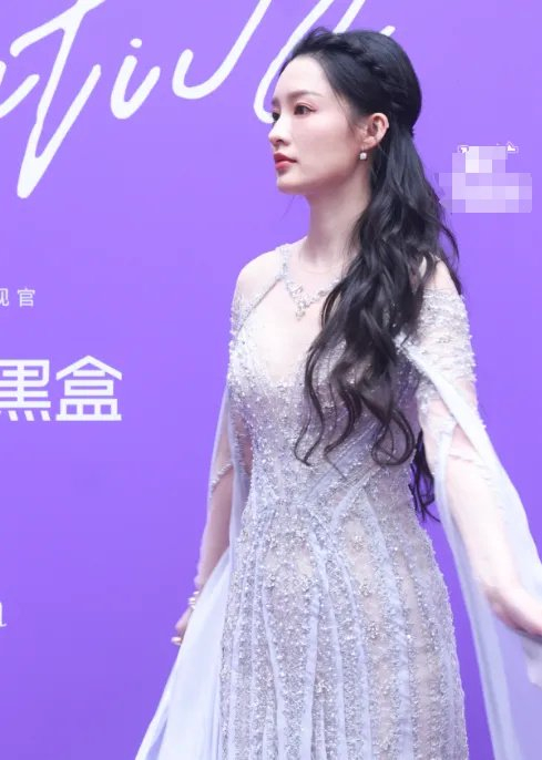 明星病态审美暴露无遗,娜扎瘦到皮包骨毫无美感|古力娜扎|礼服|发型