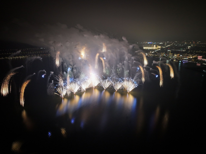 滴水湖烟花秀上演,璀璨烟花点亮"临港之夜"