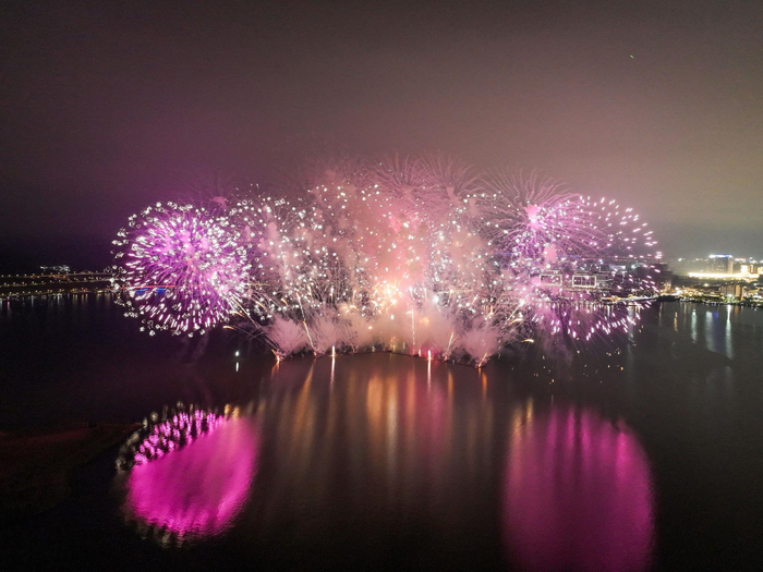 滴水湖烟花秀上演,璀璨烟花点亮"临港之夜"