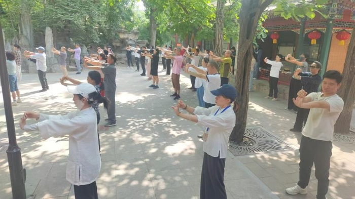 年轻人扎进白云观里,跟着道长健身|太极拳|健身_新浪新闻