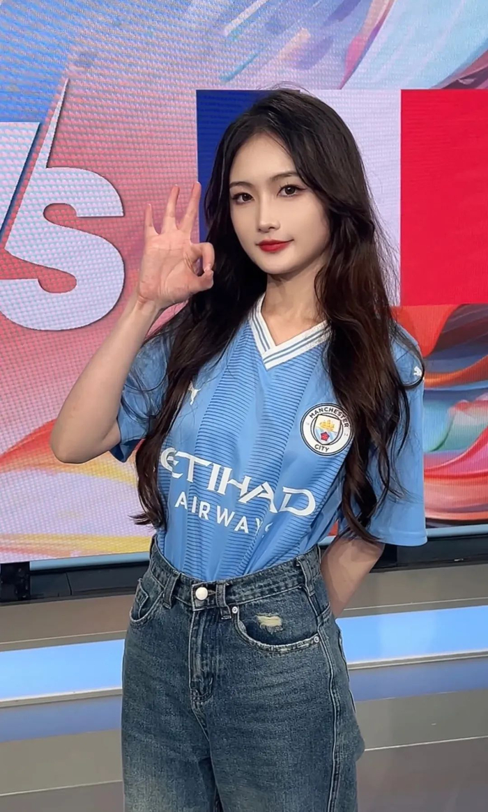 是足球解说，也是LPL女主持！还是国家级裁判！__财经头条__新浪财经