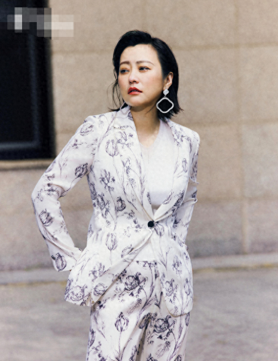 "郝蕾"减肥成功后新剪了齐肩发,让45岁的她美得如此惊艳,高级