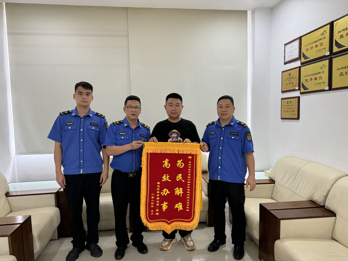 想方设法消除城市照明"暗区",东莞石排城管获商户赠送锦旗