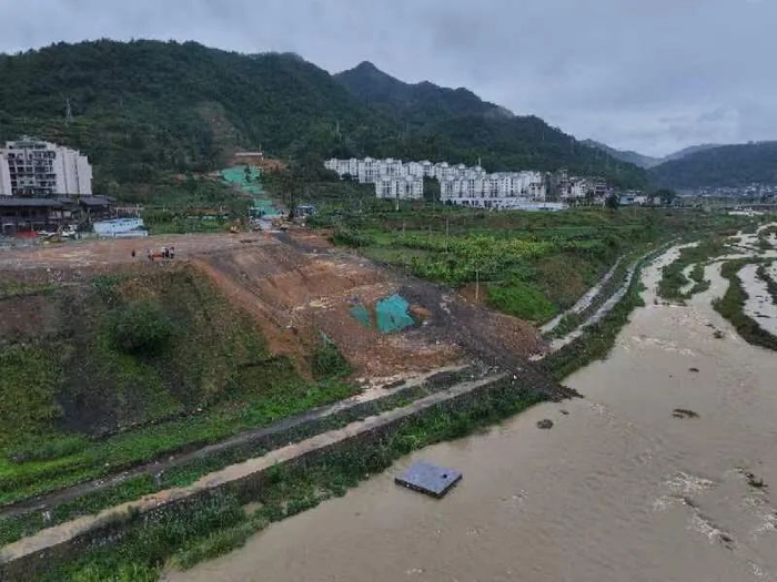 据沪昆铁路客运专线贵州有限公司紫云指挥部王所介绍,黄百铁路贵州段