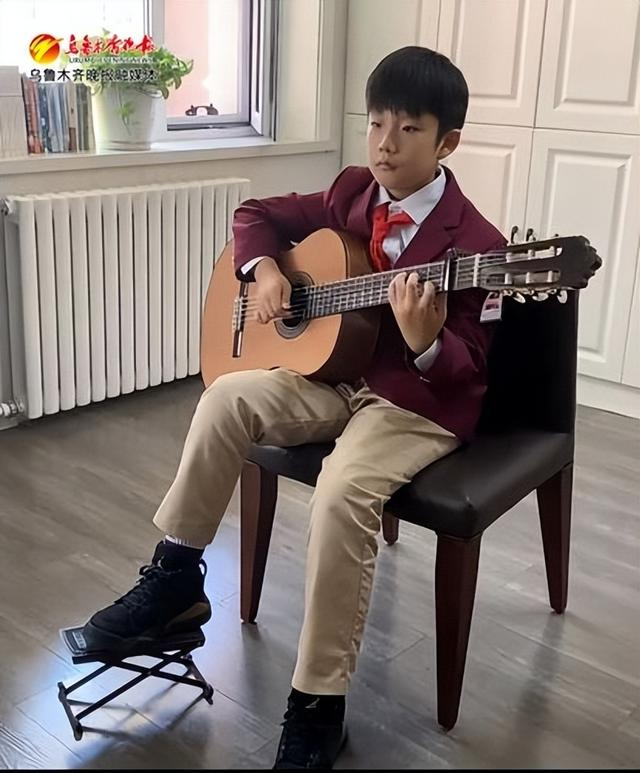 七级,还获得了全疆吉他大赛的三等奖,今年参加天山区小学生艺术大赛