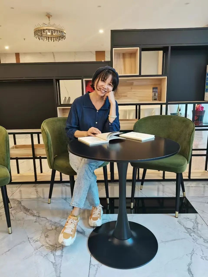 【作者简介】黄芳,女,壮族,中国作协会员.现居桂林.