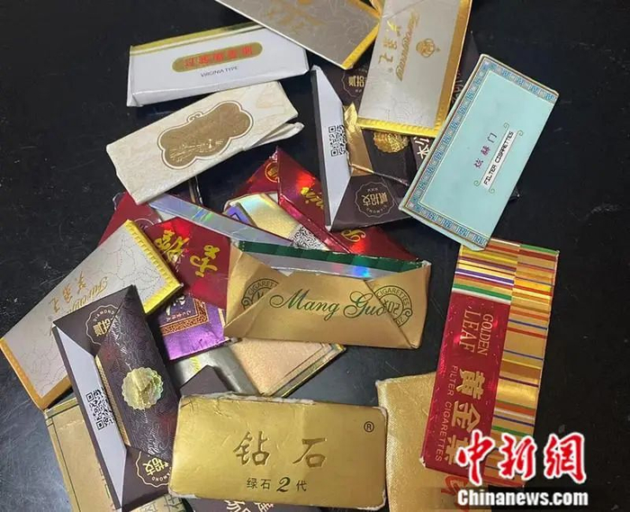 各色烟卡（受访者供图）