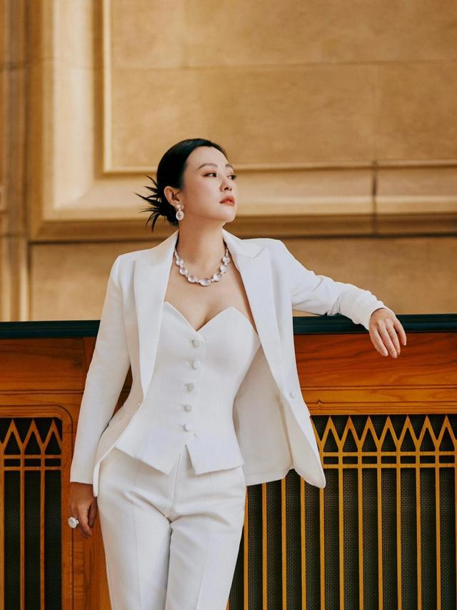 "郝蕾"减肥成功后新剪了齐肩发,让45岁的她美得如此惊艳,高级