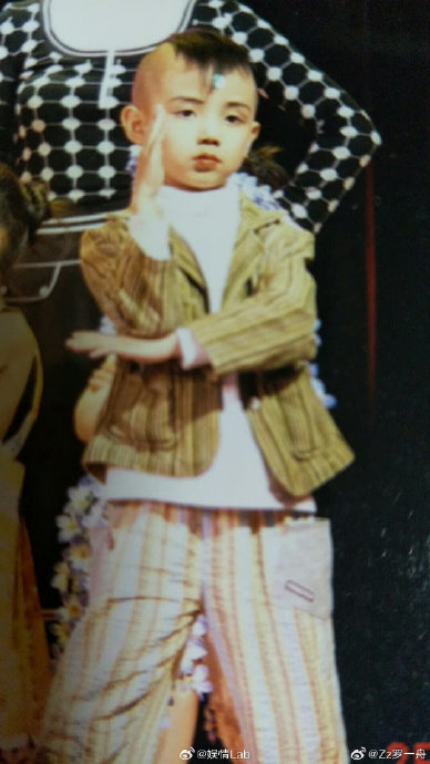 zz罗一舟 晒出了自己的童年照!