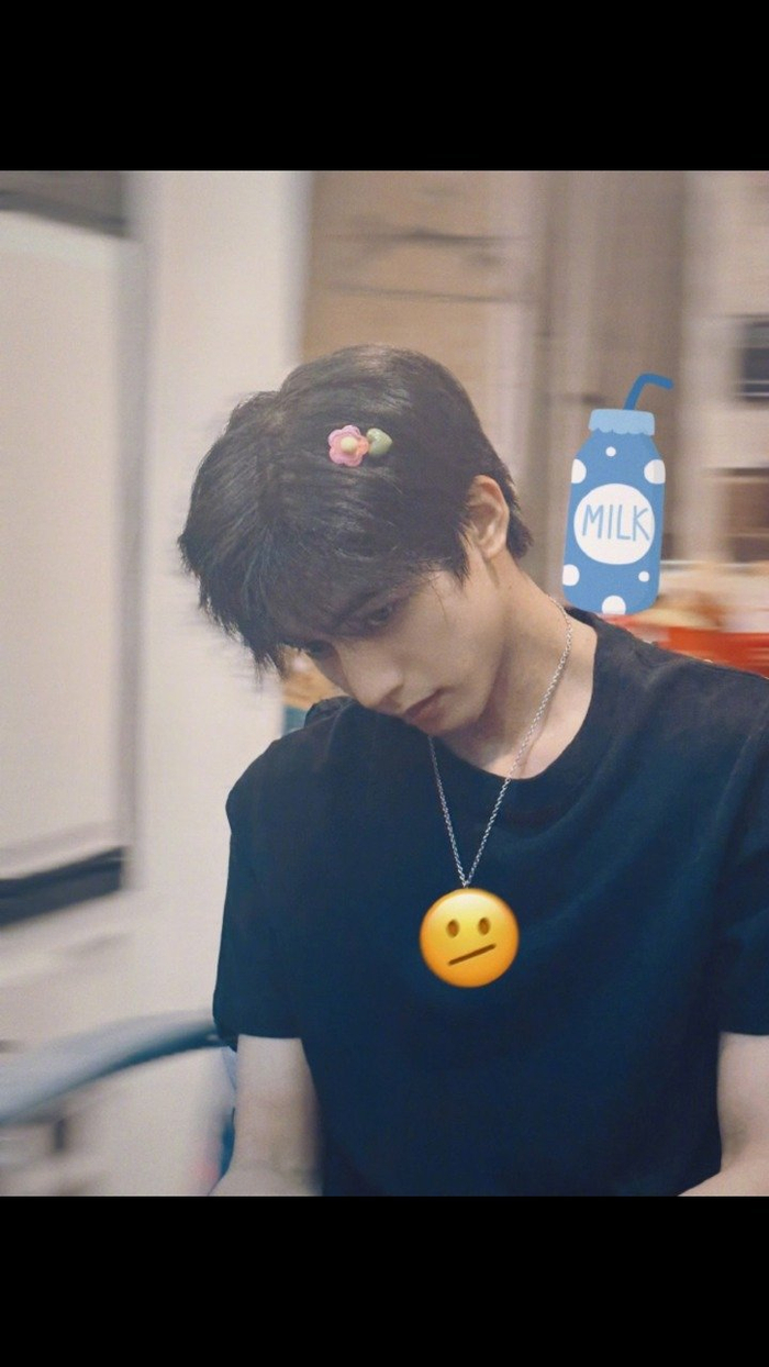 宋威龙小花发卡,六一也要可爱起来的龙龙,今天是大人小朋友啦