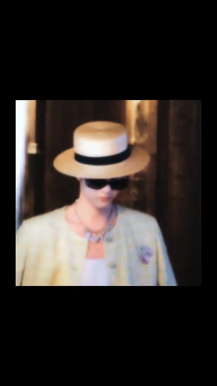 王一博墨镜歪头笑,是小香风礼帽路飞造型,今日份两个新鲜的一博已经
