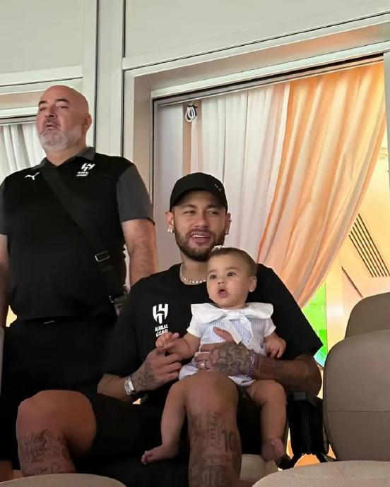 内马尔##neymar[超话]#内马尔带玛维现场看国王杯决赛内马尔带玛维