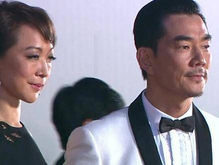 「任贤齐」首次携妻子登上活动红毯,妻子初次亮相略显紧张