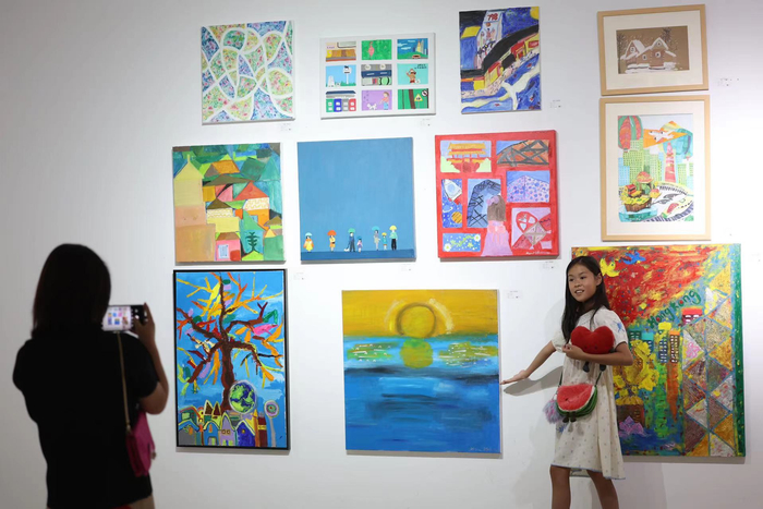 “六一”儿童节，798艺术区展出孩子们创作的艺术作品。新京报记者 王飞 摄