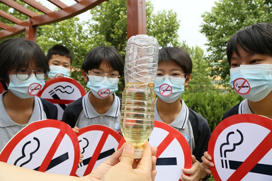     5月29日，河北邢台平乡县第二中学，老师带领学生做吸烟模拟小实验，科普吸烟危害。视觉中国供图