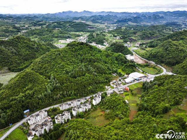 贵州省黔西市绿化白族彝族乡马坎村村庄,黑瓦白墙,蜿蜒的四好农村路