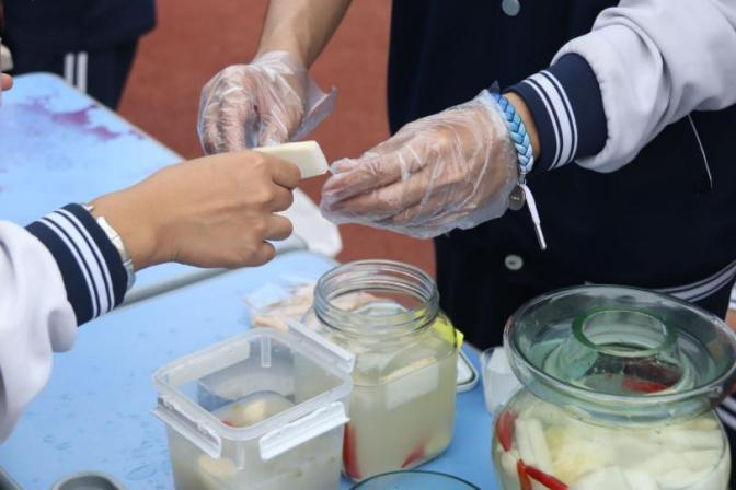 学生在制作生物传统发酵食品