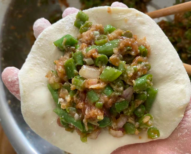 夏天,这菜使劲吃,一清热祛湿,二助消化,三强体质,蒸包子真香|豇豆