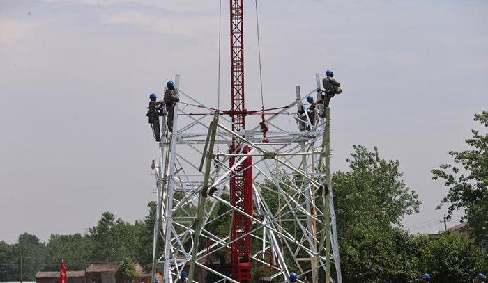 湖北荆州:智能组塔神器上岗 安装铁塔如搭积木