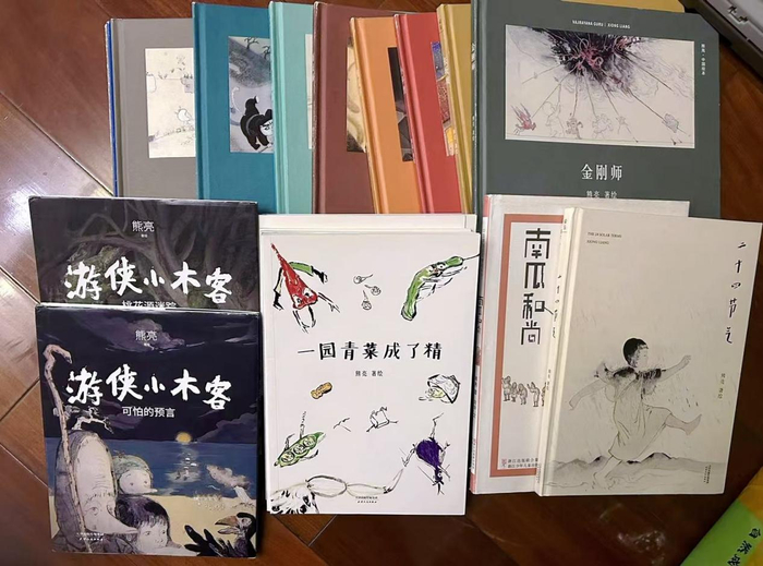 《小石狮》英文版《梅雨怪》书封绘本《梅雨怪》内页绘本《游侠小木客