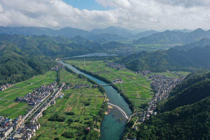 在浙江省衢州市开化县拍摄的钱塘江源头河——马金溪及沿岸村庄.