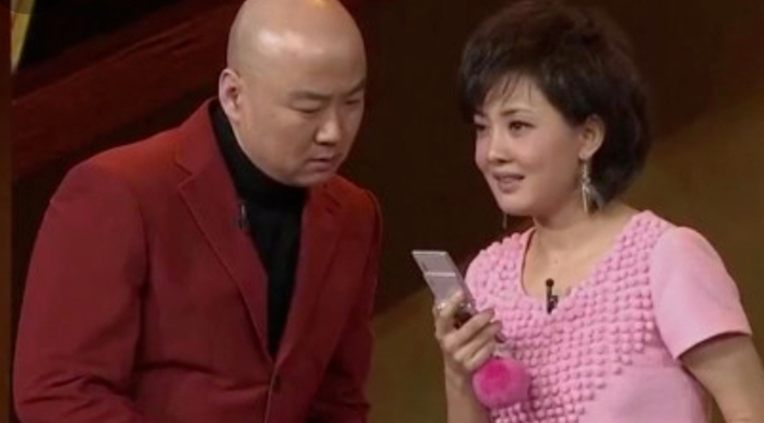 只能用来打电话、发短信的功能机，几乎没人关注。（图/2010年春节联欢晚会）