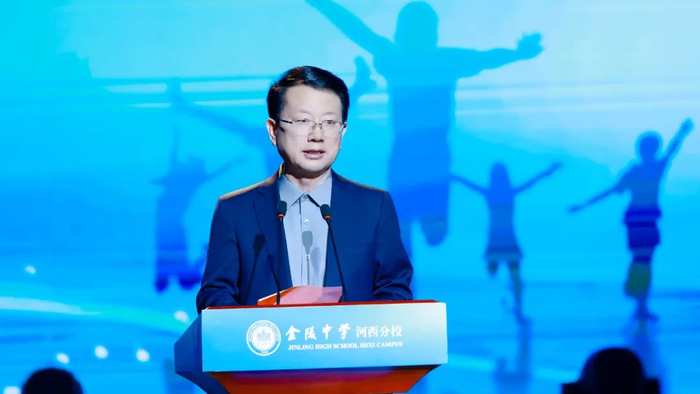 金陵河西教育集团总校长,金陵中学河西分校党委书记,校长穆耕森在致辞