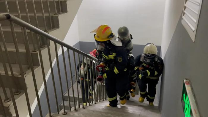 消防救援人员开展人员疏散搜救工作。 图源：朝阳区消防救援支队