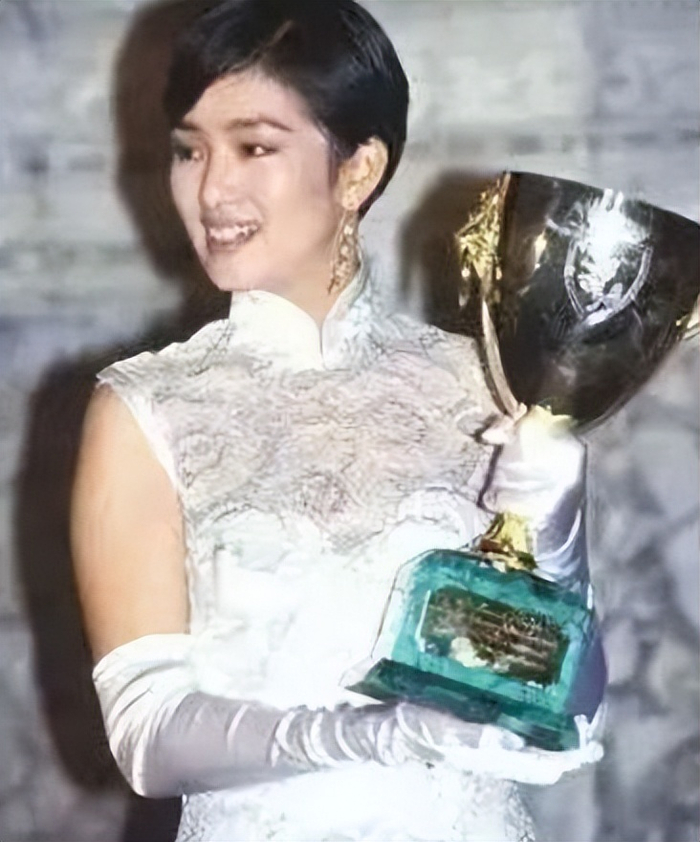 因主演电影《红高粱》而成名,该片获得第38届柏林国际电影节金熊奖