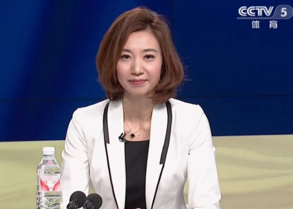 央视排球解说啥水平?李颖引争议,惠若琪委婉,谁更受到