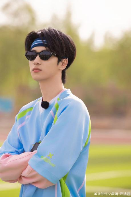 严浩翔蓝色发带,可以有啊,严浩翔浅蓝色套装,我爱了!