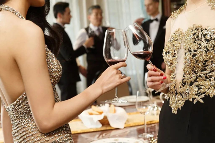 炫富是条极细的钢索，网红们走得小心翼翼——分寸拿捏失当就会引发粉丝的嫉妒。